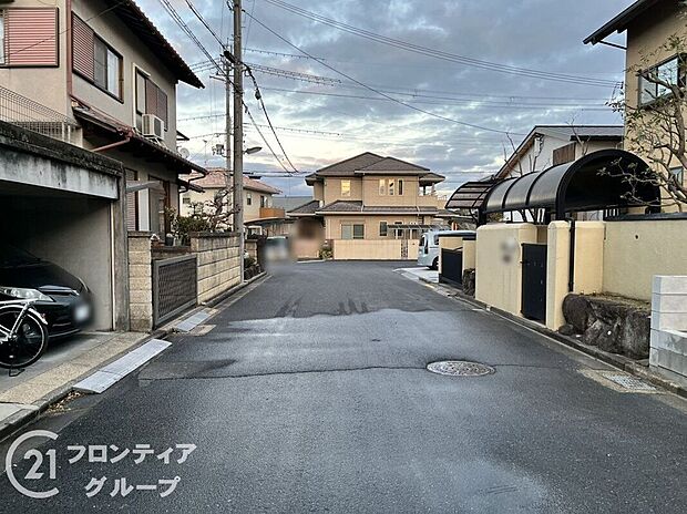 【前面道路含む外観】現地写真更新!現地ご案内とともに住宅ローンのご相談も承ります!実際の道路幅や雰囲気は、ぜひ一緒に現地で確認いたしましょう