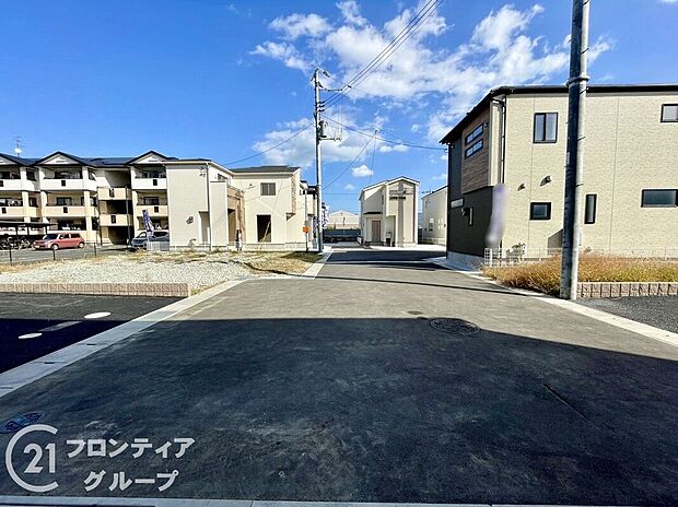 【前面道路含む外観】現地写真更新！現地ご案内とともに住宅ローンのご相談も承ります！実際の道路幅や雰囲気は、ぜひ一緒に現地で確認いたしましょう