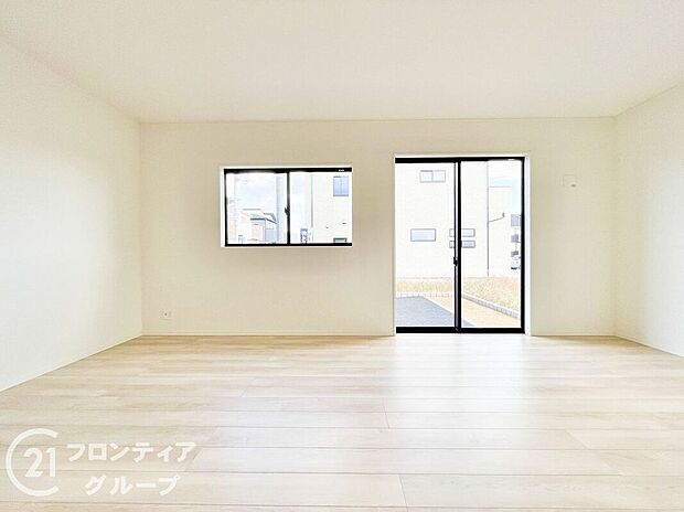 【リビング】フローリングは、日常生活で床材の受ける様々な傷や、温度・湿度変化によるひび割れの発生を大幅に抑える特殊加工を施工済みです!