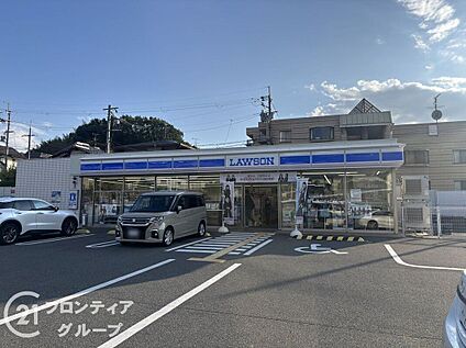 ローソン学研北生駒駅前店 620m