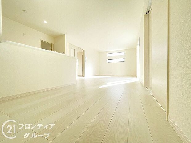 【リビング】LDKには大きな窓からたくさんの光が入り、明るく、開放的な空間を演出してくれます。お友達が遊びに来た時も自慢のリビングになりますね!