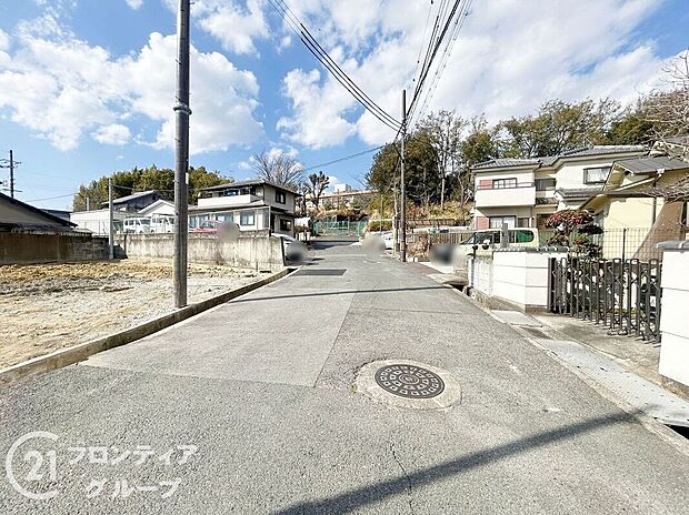 【前面道路含む外観】現地写真更新!充実したアフターサポートで安心!当社は誠実に、丁寧に、お客様一人ひとりに永く安心してお住まいいただけるようなお付き合いをさせていただきます