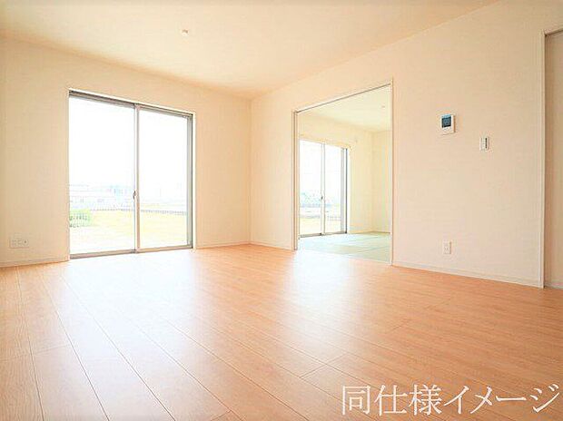 【同仕様画像　（リビング）】＼同仕様写真／LDKには大きな窓からたくさんの光が入り、明るく、開放的な空間を演出してくれます。お友達が遊びに来た時も自慢のリビングになりますね！
