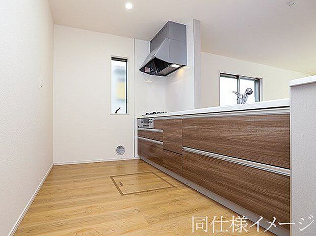 【同仕様画像　（キッチン）】＼同仕様写真／お手入れが楽に行える換気扇やステンレスワークトップは毎日お料理する方の味方！