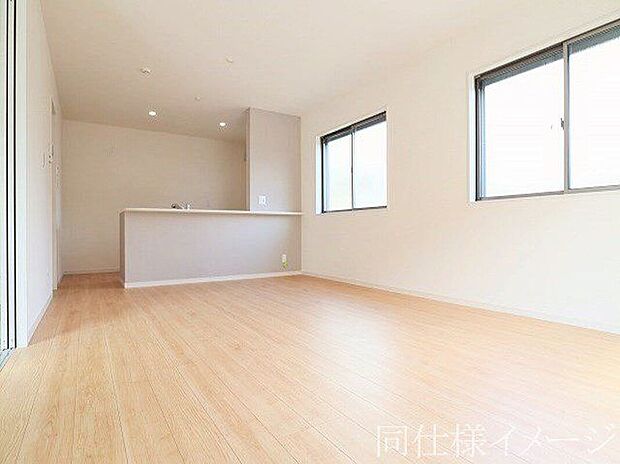 【同仕様画像 (リビング)】\同仕様写真/リビングのフローリング材には、木目や色調など木材特有の風合いがあり、ナチュラルな美しさで、日々の生活に温もりを与えてくれます。