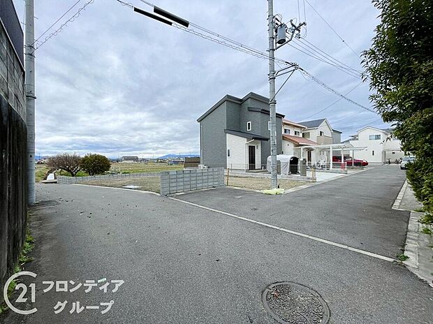 【前面道路含む外観】現地写真更新!充実したアフターサポートで安心!当社は誠実に、丁寧に、お客様一人ひとりに永く安心してお住まいいただけるようなお付き合いをさせていただきます
