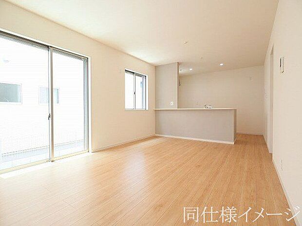 【同仕様画像 (リビング)】\同仕様写真/リビングのフローリング材には、木目や色調など木材特有の風合いがあり、ナチュラルな美しさで、日々の生活に温もりを与えてくれます。
