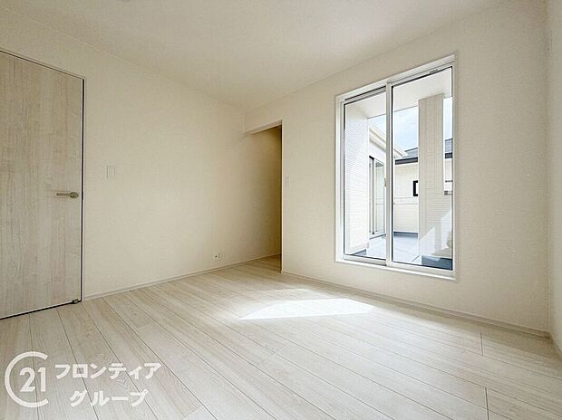 【寝室】こちらのお部屋はバルコニーに面しており、日当たり、通風ともに良好です！お布団などもサッと干せて便利ですね！