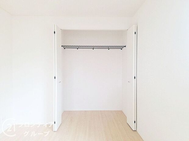 【収納】木目の美しさを際立たせるシンプルデザインのワイドクローゼットはたっぷり収納ができます！