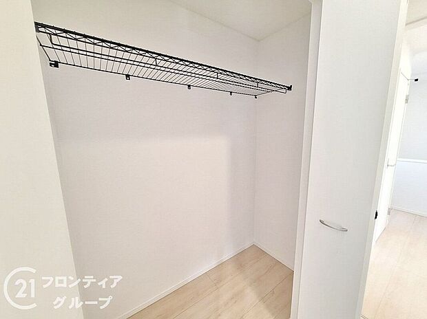 【収納】木目の美しさを際立たせるシンプルデザインのワイドクローゼットはたっぷり収納ができます！