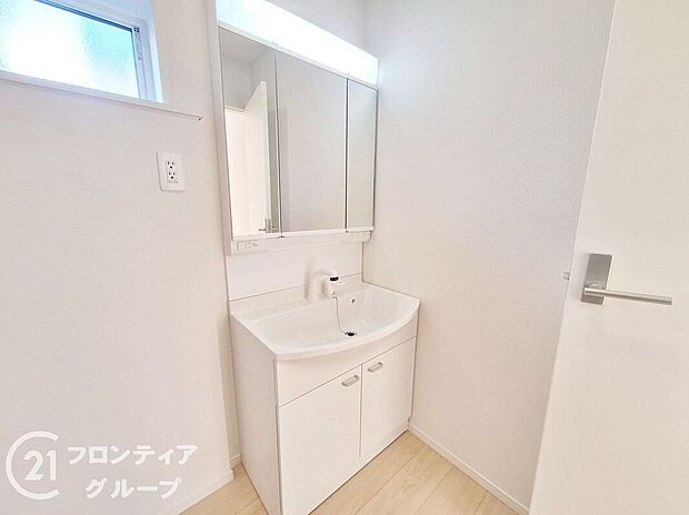 【洗面】小窓付きの洗面室は、毎朝心地よい光を運んでくれるので、すがすがしい気持ちで１日をスタートできます！