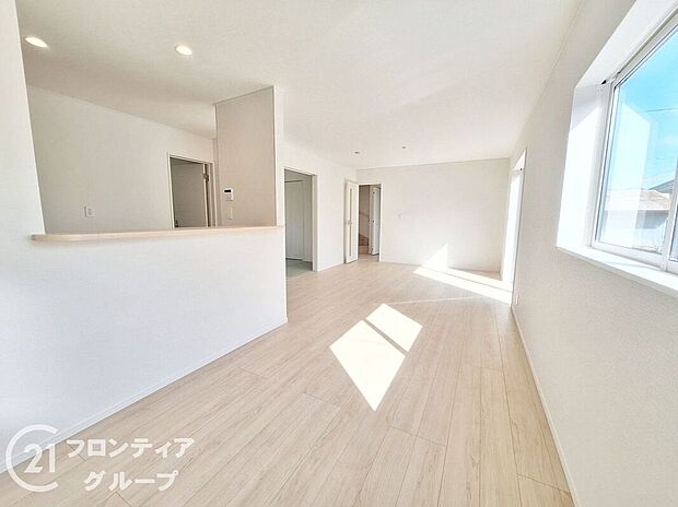 【リビング】フローリングは、日常生活で床材の受ける様々な傷や、温度・湿度変化によるひび割れの発生を大幅に抑える特殊加工を施工済みです！