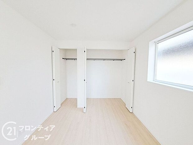 【収納】木目の美しさを際立たせるシンプルデザインのワイドクローゼットはたっぷり収納ができます!