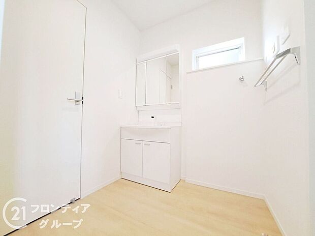 【洗面】小窓付きの洗面室は、毎朝心地よい光を運んでくれるので、すがすがしい気持ちで1日をスタートできます!