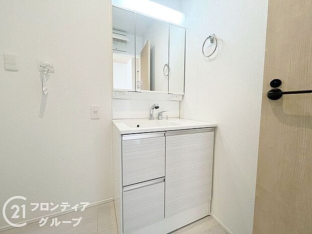 【洗面】収納たっぷりのキャビネットは、使いやすく清潔感のある洗面室に！