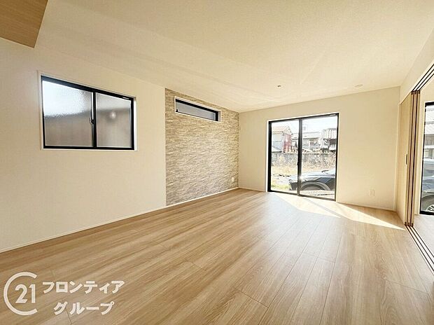 【リビング】沢山の光が差し込む明るいリビングは、開放的で心地よい空間です。自然と家族が集まり幸せな時間が流れます。