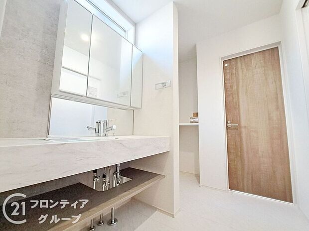 【洗面】小窓付きの洗面室は、毎朝心地よい光を運んでくれるので、すがすがしい気持ちで1日をスタートできます!