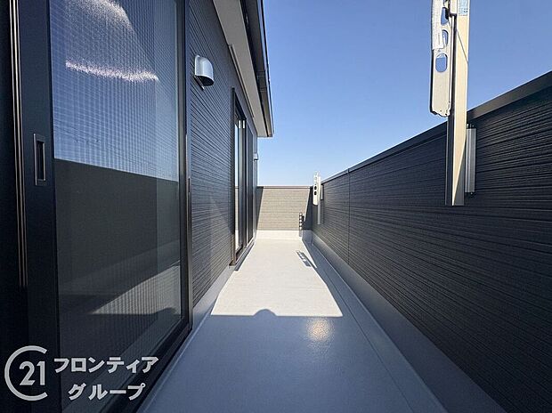 【バルコニー】日当たりの良いバルコニーは、お洗濯が多いときも安心！たくさん干してもカラっと乾きそうです！