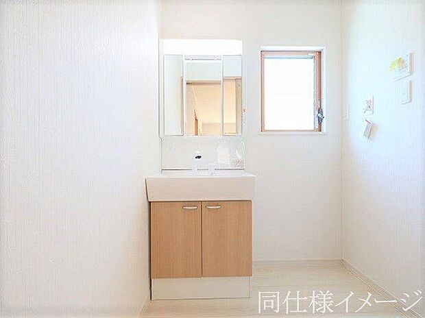【同仕様画像　（その他内観）】＼同仕様写真／小窓付きの洗面室は、毎朝心地よい光を運んでくれるので、すがすがしい気持ちで１日をスタートできます！また、１坪以上の広い空間です！
