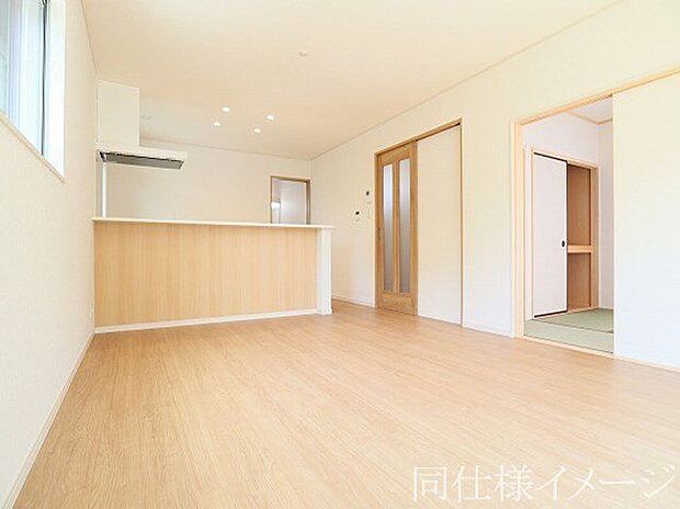 【同仕様画像　（リビング）】＼同仕様写真／フローリングにはキズの付きにくい特殊塗装を採用し、内装やドアの仕上げは、堂々とした木目で、木の温もりを感じながらお過ごしいただけますね。