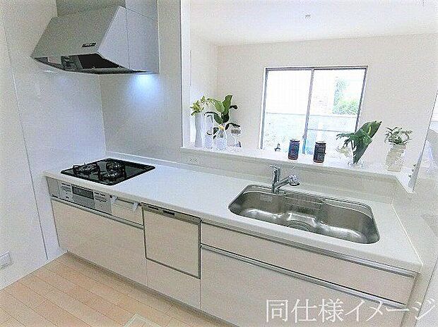 【同仕様画像 (キッチン)】\同仕様写真/オールインワン浄水器栓を採用しており、場所を取らない浄水器!いつでもおいしいお水でお料理することができますね!また、食器洗い乾燥機付で奥様の家事を軽減できます
