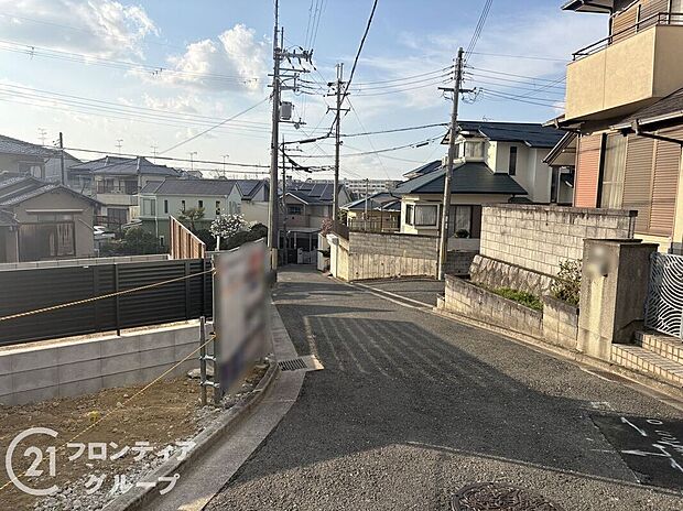 【前面道路含む外観】現地写真更新!現地ご案内とともに住宅ローンのご相談も承ります!当社は多数融資銀行の取扱いあり。お客様それぞれにピッタリの融資先をご提案♪【住宅ローン相談のみも大歓迎】