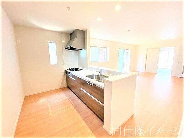 【同仕様画像　（キッチン）】＼同仕様写真／過熱防止センサー付きガスレンジを採用しており、自動で火が止まるから安心！人造大理石ワークトップやキッチンパネル、浄水器一体化水栓など、奥様に嬉しい設備！