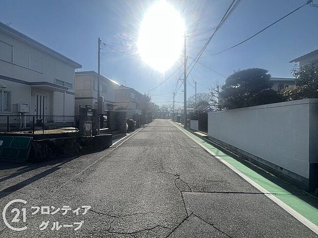 【前面道路含む外観】現地写真更新！充実したアフターサポートで安心！当社は誠実に、丁寧に、お客様一人ひとりに永く安心してお住まいいただけるようなお付き合いをさせていただきます