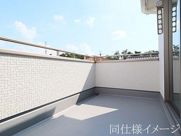 【同仕様画像　（その他内観）】＼同仕様写真／日当たりの良いバルコニーは、お洗濯が多いときも安心！たくさん干してもカラっと乾きそうです！