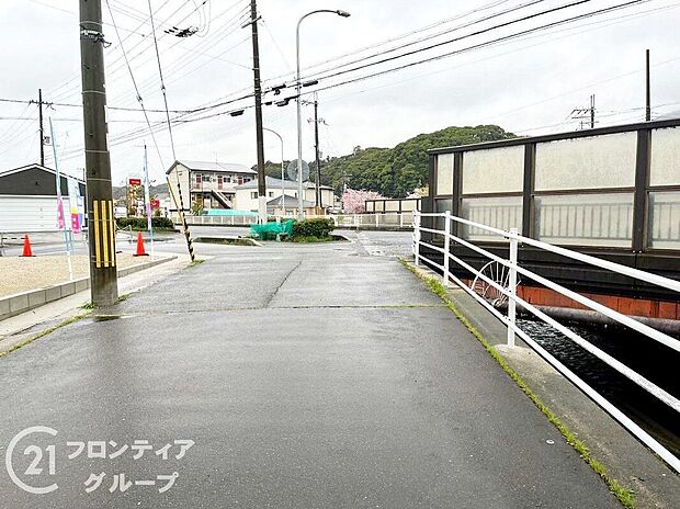 【前面道路含む外観】現地写真更新!現地ご案内とともに住宅ローンのご相談も承ります!実際の道路幅や雰囲気は、ぜひ一緒に現地で確認いたしましょう