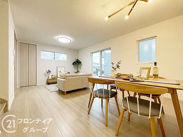 【リビング】リビングは、家族や友人との時間を楽しむのに最適な広さです。快適な居住空間を提供します。