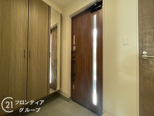 【玄関】素敵なデザインの玄関ドアは、断熱性に優れた省エネ仕様