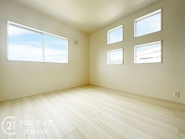 【寝室】こちらのお部屋はバルコニーに面しており、日当たり、通風ともに良好です!お布団などもサッと干せて便利ですね!