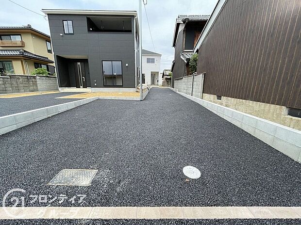 【駐車場】2台分の広々駐車スペースがございます