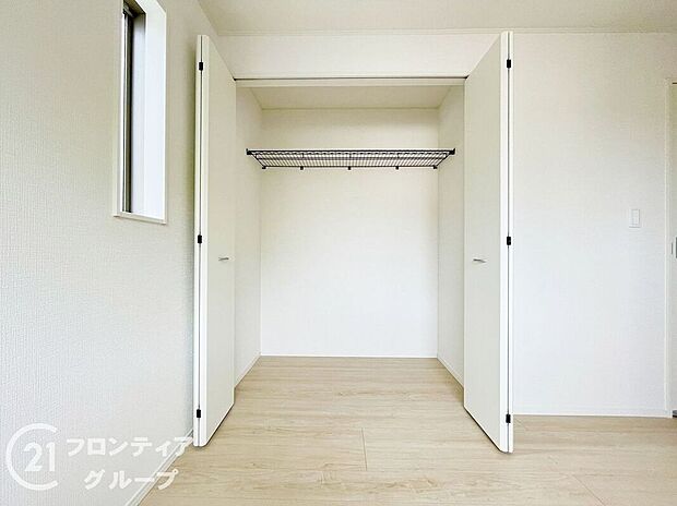 【収納】木目の美しさを際立たせるシンプルデザインのワイドクローゼットはたっぷり収納ができます！