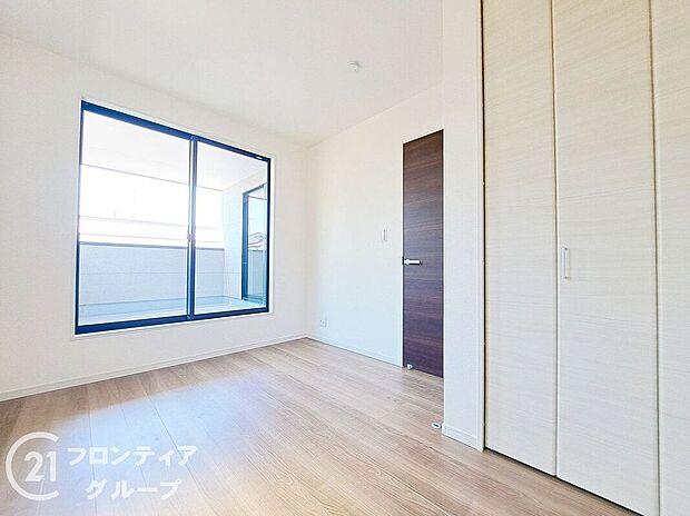 【子供部屋】寝室や子供部屋など用途多彩な明るい洋室！