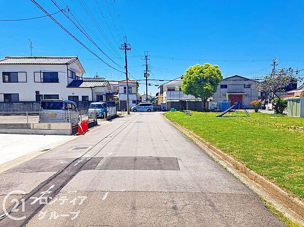 【前面道路含む外観】前道の様子です