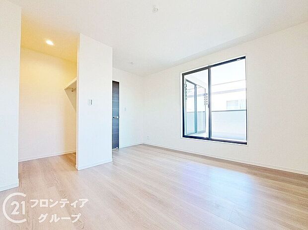 【寝室】室内はシンプルな仕様となっており、それぞれの好みに合わせたインテリアで、趣味に合わせてレイアウトしやすくなっております。
