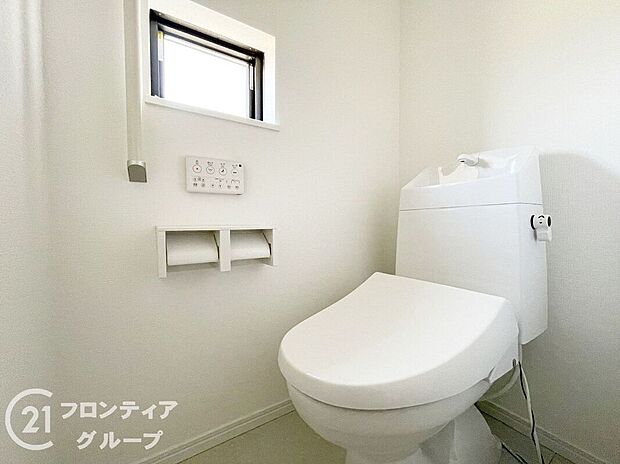 【トイレ】トイレは１階と２階の２カ所に設置！階段を上り下りせずに使用できるので、高齢の方にも安心です！