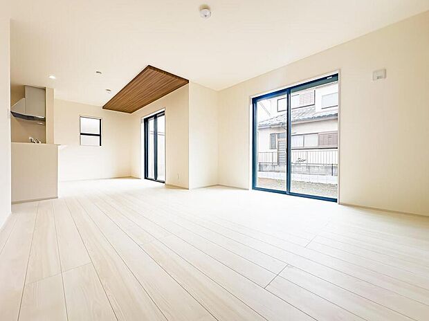 日当たり良好なLDKは、温かな陽光と爽やかな風が通り抜ける安息の住空間。帰ってきたくなる場所、安心できる場所として住まいにおける役割は重要です。窓にはシャッターを完備。現地(2026年2月)撮影