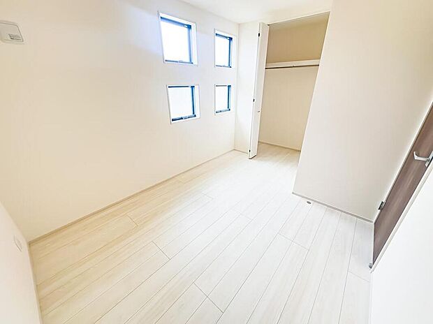 約5.5帖の主寝室は、ベットを置いても余裕がありそうなスペースです。窓がお洒落なポイントに◎。現地(2026年2月)撮影