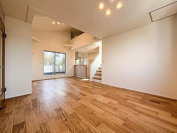 子供たちが元気に笑いながら走り回っている姿が目に浮かぶ空間です。家族との絆を感じながら、安心して快適に暮らせる空間が、このLDKに広がっています。