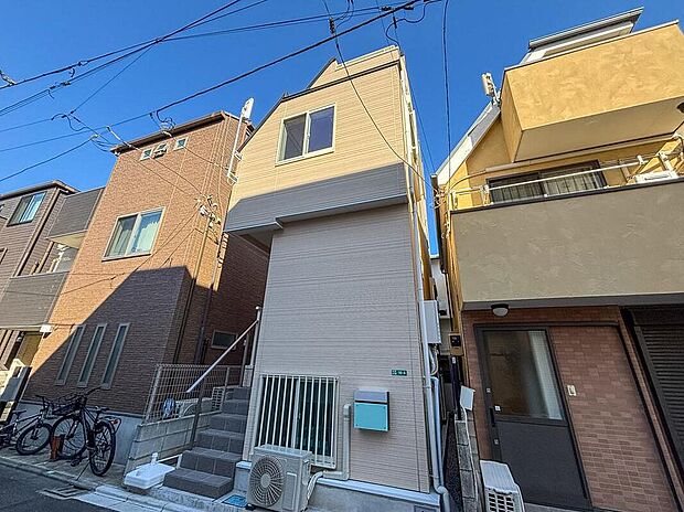 現地外観写真（2026.3.8撮影）大規模な商業施設が建ちにくく、街並みが守られやすい第一種中高層住居専用地域。落ち着きある暮らしを叶える立地です。