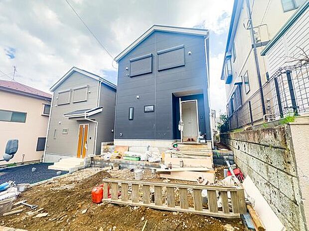 両号棟ともにカースペースをご用意しております。前面道路は車通りが少なく、車庫入れがスムーズに行えます。現地(2026年3月)撮影