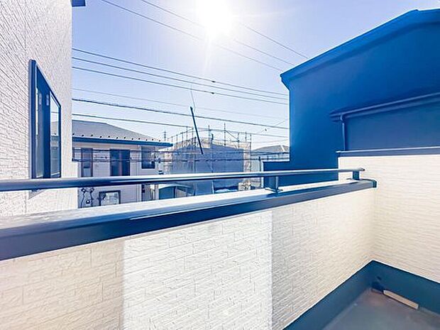 2号棟:日当たり、風通しともに良好なバルコニースペースです。2号棟は2面バルコニーを採用しております。
※現地(2026年3月)撮影