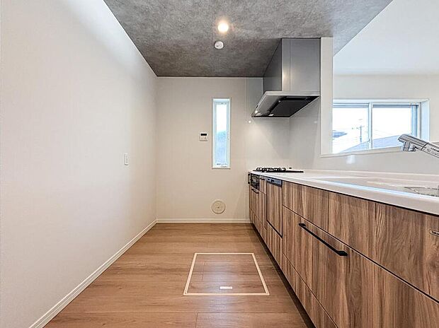 対面式キッチンが完備されている為、料理を作りながら、何をしているのか安心して見守ることができます。