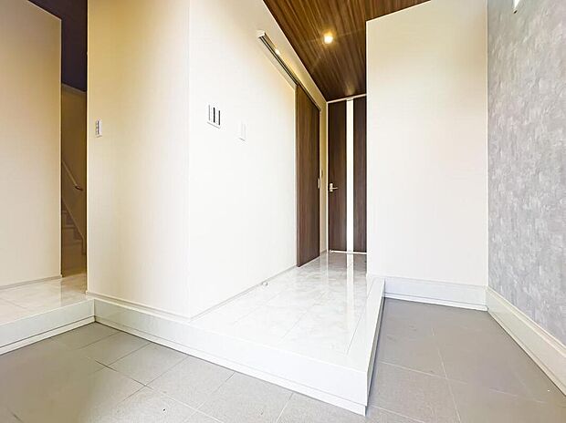 【玄関】スタイリッシュな玄関スペースです。シューズボックスも完備されています。ベビーカーを折りたたんで置いておけそうな広さがございます。廊下に上がり、パントリーに移動できます。現地(2026年2月)撮影