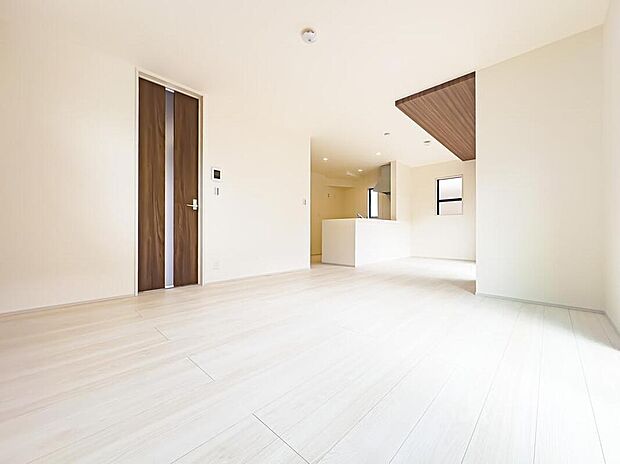 【リビング】広々としたLDKは、開放的な雰囲気で住まう人の暮らしをワンランク上に導いてくれる、そんな期待に満ちた住空間です。現地(2026年2月)撮影