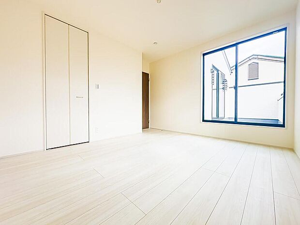 【リビング以外の居室】ホワイトベースの居室は、飽きが来ず家具やレイアウトが映えるお部屋です。バルコニーに出ることができます。WICを完備。現地(2026年2月)撮影