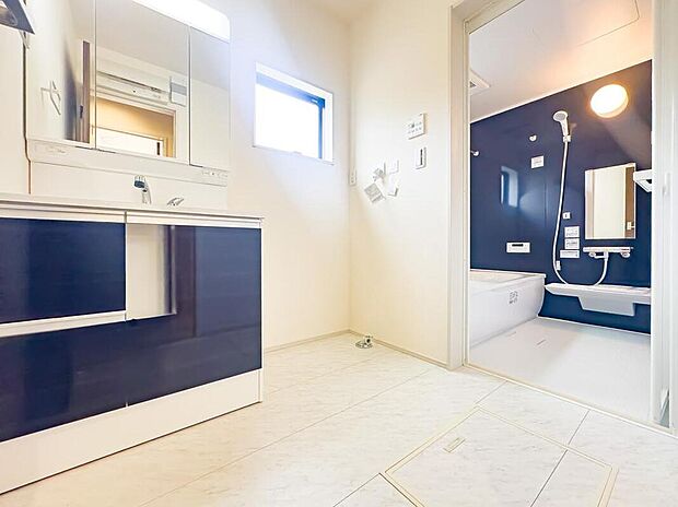 【洗面台・洗面所】三面鏡で、使い勝手の良いシャワードレッサー。鏡部分の中にはキャビネット収納を完備。下部にも収納がございます。毎日の身だしなみはここから始まります。
現地(2026年2月)撮影